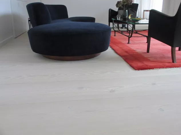 Bild: Ausdrucksstarke Raumgestaltung mit langen Massivholzdielen