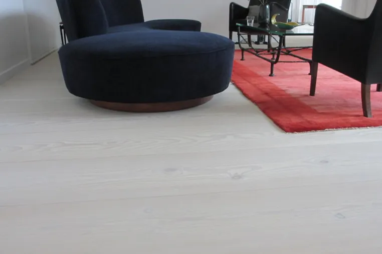 Bild: Ausdrucksstarke Raumgestaltung mit langen Massivholzdielen
