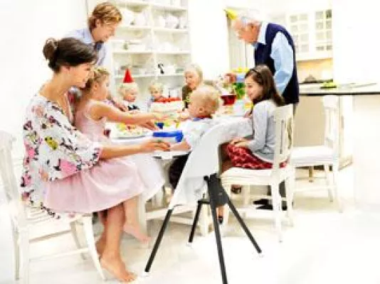 Bild: BabyBjörn präsentiert Neuheiten für Daheim auf der Kind + Jugend 2010 - Die Kleinsten in der Küche ganz groß