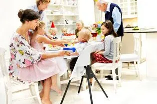 Bild: BabyBjörn präsentiert Neuheiten für Daheim auf der Kind + Jugend 2010 - Die Kleinsten in der Küche ganz groß