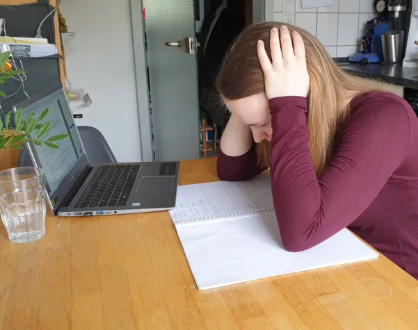 Viele junge Studierende sind durch Einschränkungen der Corona-Pandemie sehr stark belastet Bild: Viele junge Studierende sind durch Einschränkungen der Corona-Pandemie sehr stark belastet