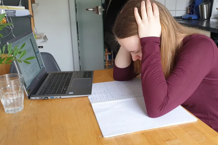 Bild: Viele junge Studierende sind durch Einschränkungen der Corona-Pandemie sehr stark belastet