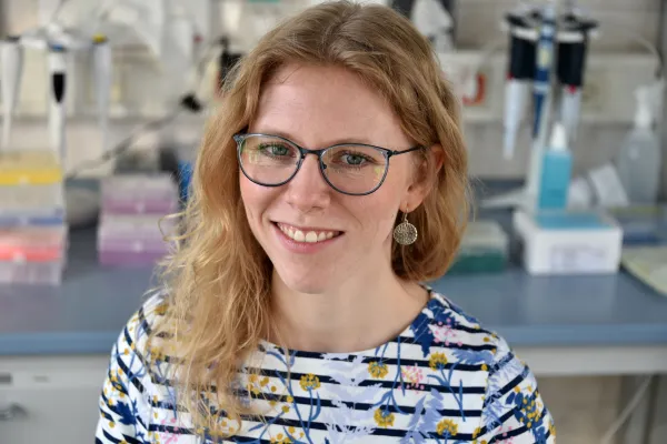 Gelbe Naturfarbstoffe aus Licht und CO2 Bild: Gelbe Naturfarbstoffe aus Licht und CO2