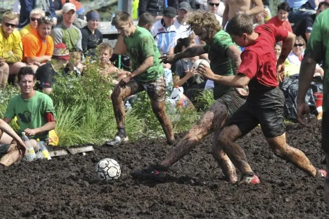 Deutsche Meisterschaft im Moorfußball feiert Premiere am Alfsee Bild: Deutsche Meisterschaft im Moorfußball feiert Premiere am Alfsee