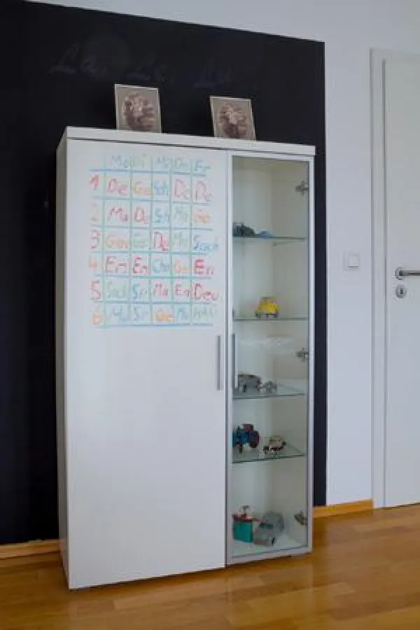 Mit Jansens neuer Aqua Wandtafelfarbe lassen sich Wände, Möbel und Spielzeug mit Kreide beschriften.