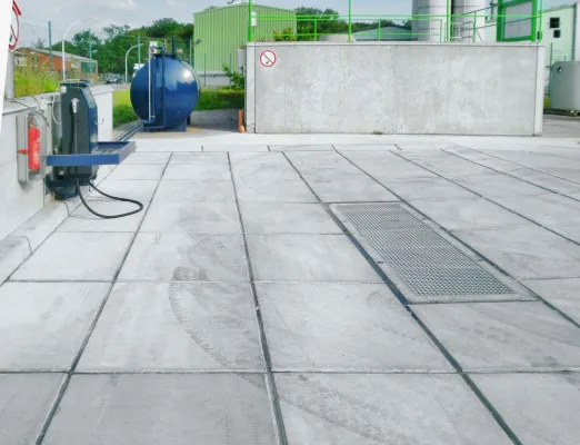 Bild: Mit dichten Betriebsflächen Gewässer schützen