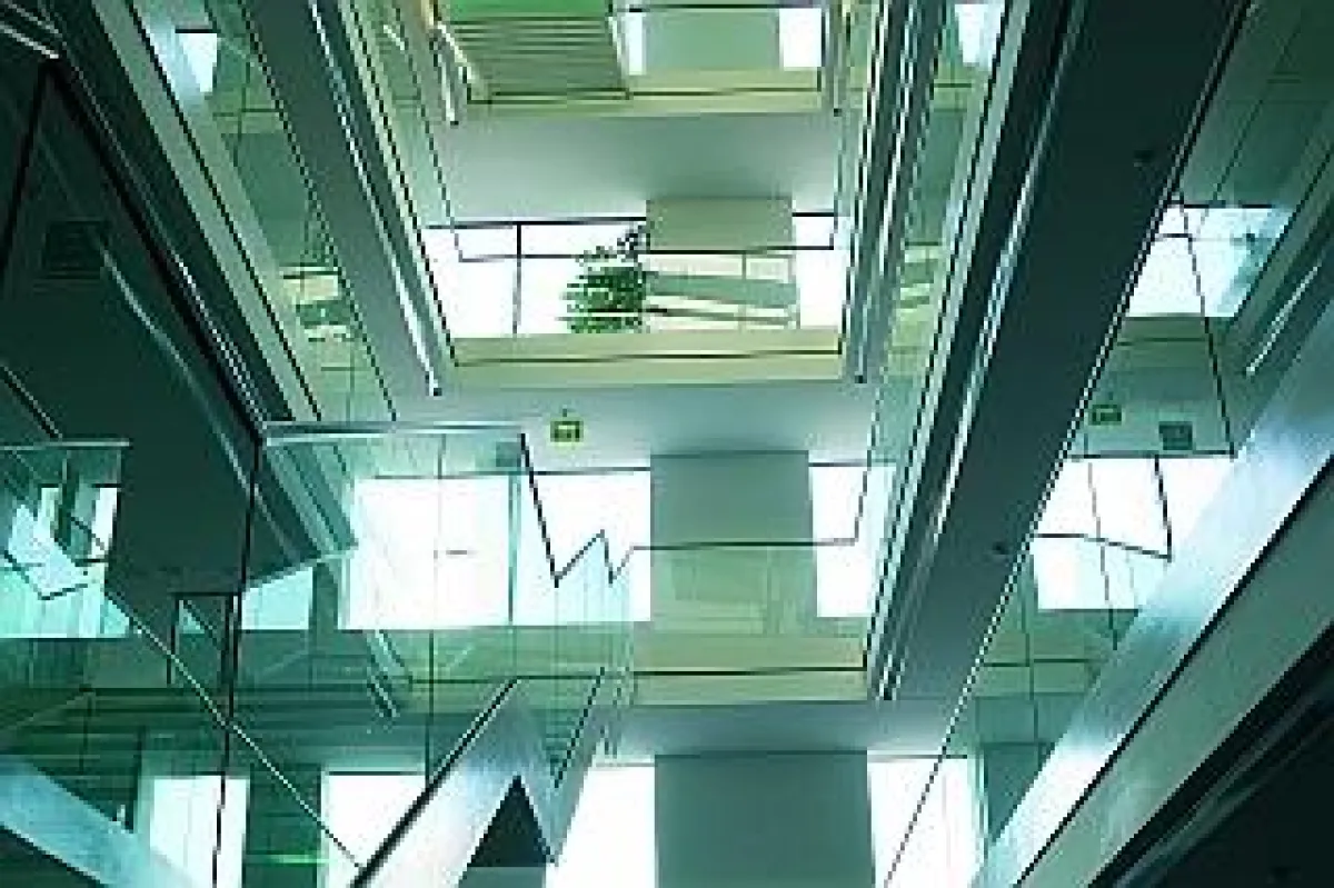 Im Gebäude der Oberösterreichischen Landesregierung in Linz fertigte Wenna Glas Treppen und Brüstungen. Foto: Wenna Glas