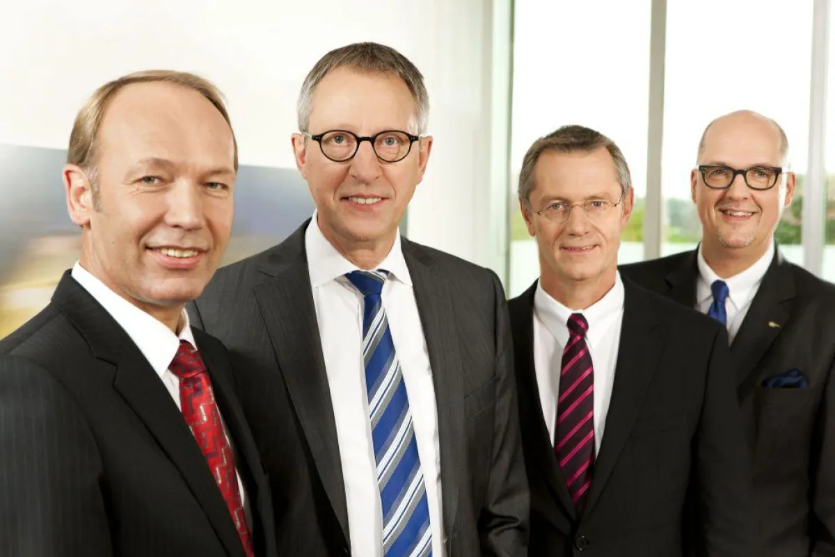 Können zufrieden auf das vergangene Geschäftsjahr zurückblicken: der erweiterte Vorstand LBS West