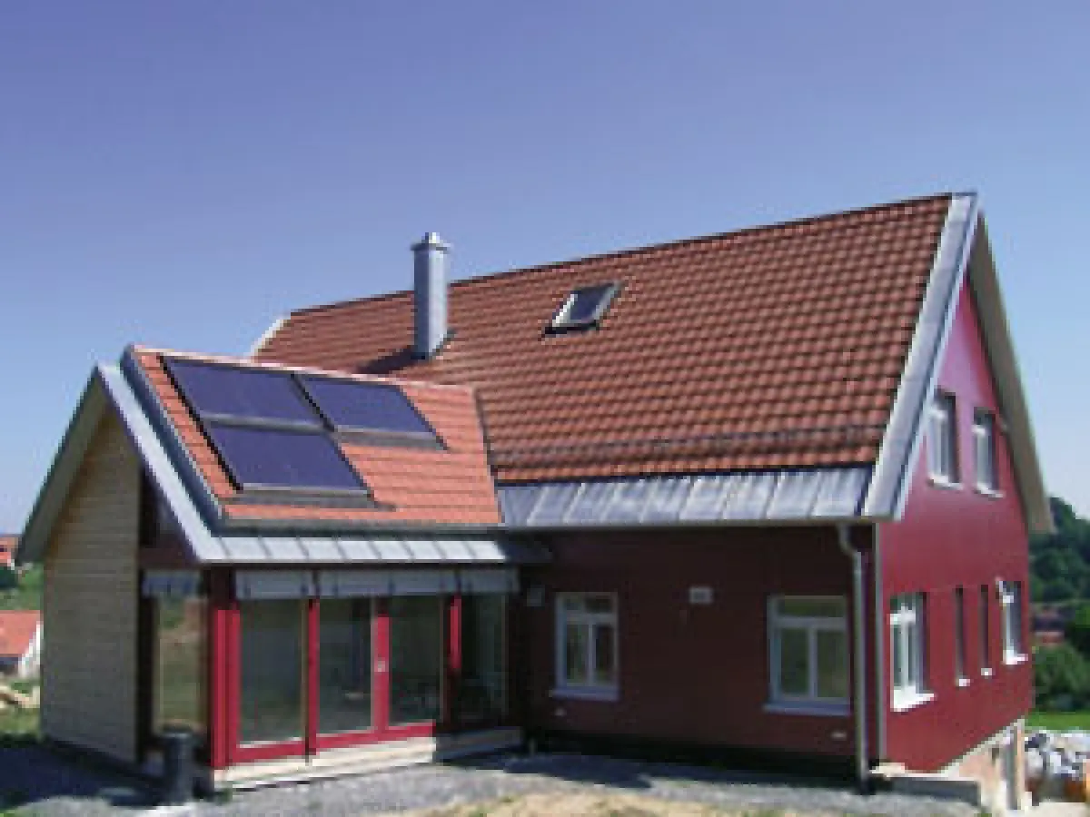 Mit Solaranlagen können Ein- und Zweifamilienhäuser bis zu 60 Prozent der jährlich benötigten Energiemenge zur Warmwasseraufbereitung einsparen. (Foto: Albert Haus)