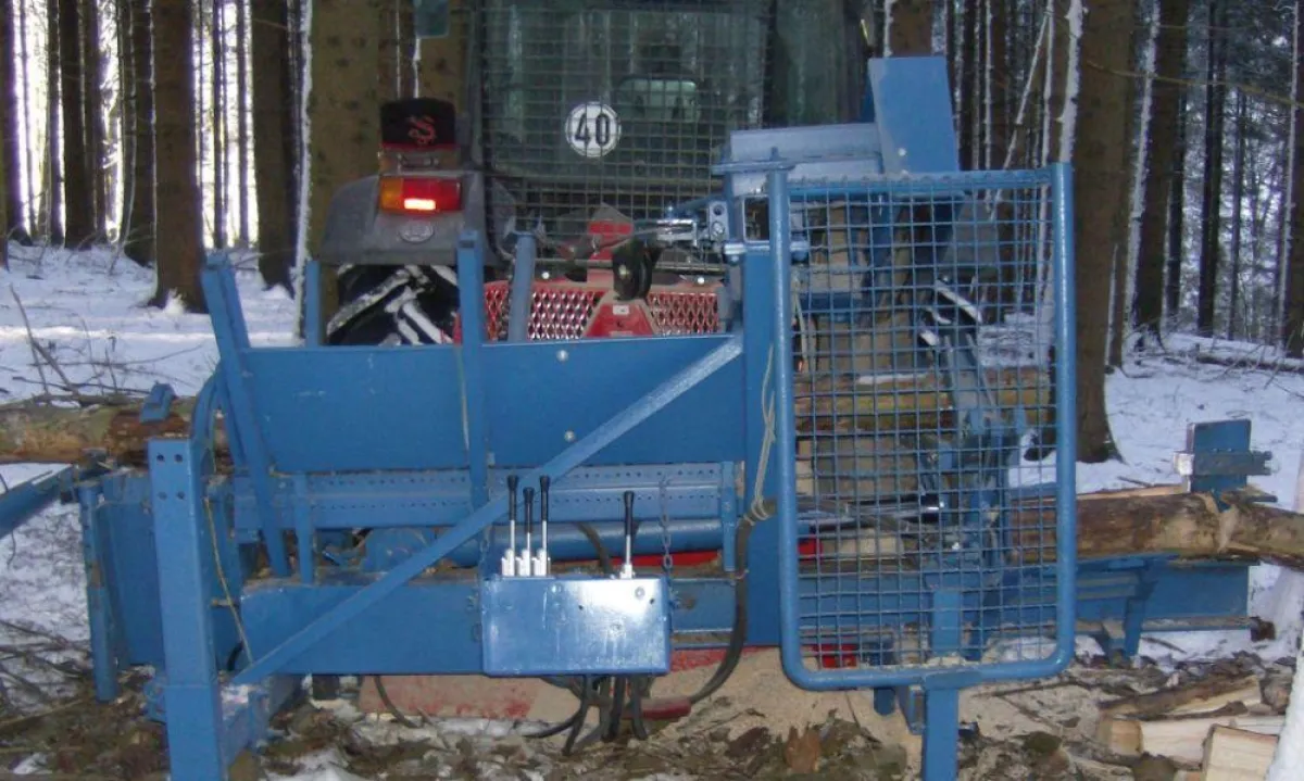 Entasten, Sägen, Spalten - vom Baum zum Brennholz mit einem Gerät