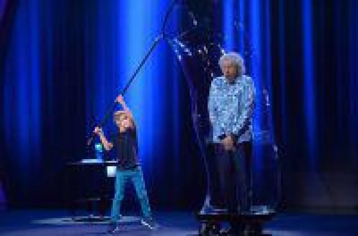 Seifenblasenkünstler Felix seift Thomas Gottschalk ein. Foto: obs/SAT.1/Willi Weber