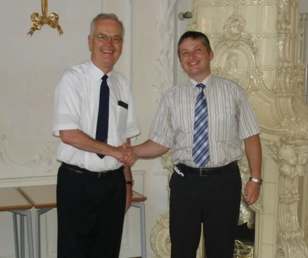 Dieses Bild von Helmut Vietze, Präsident des Verwaltungsrats der BAUMER Group und Gerhard Schedler, CEO & President von IDENTEC SOLUTIONS können Sie unter www.hbi.de downloaden.