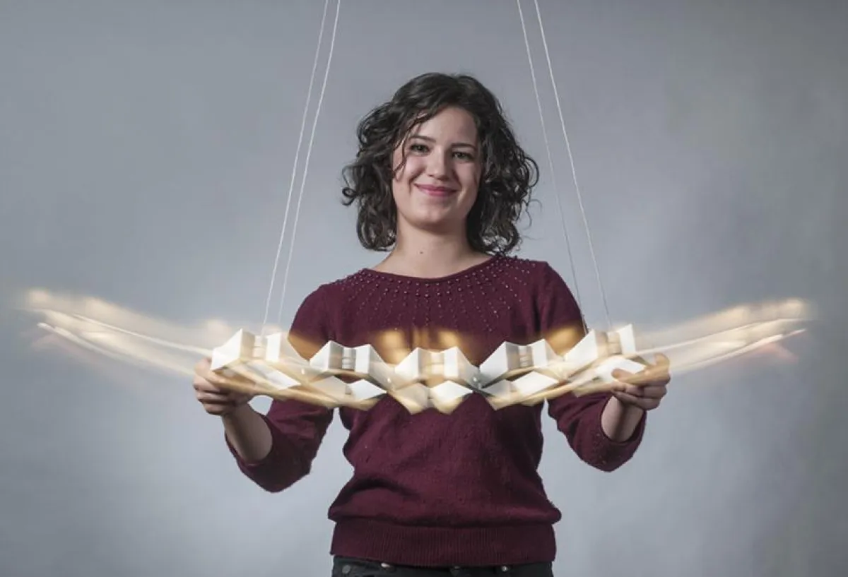 XMOOVE lässt sich soft und stufenlos von 30cm auf 1,4 m vergrößern. Ideal für ausziehbare Tische.