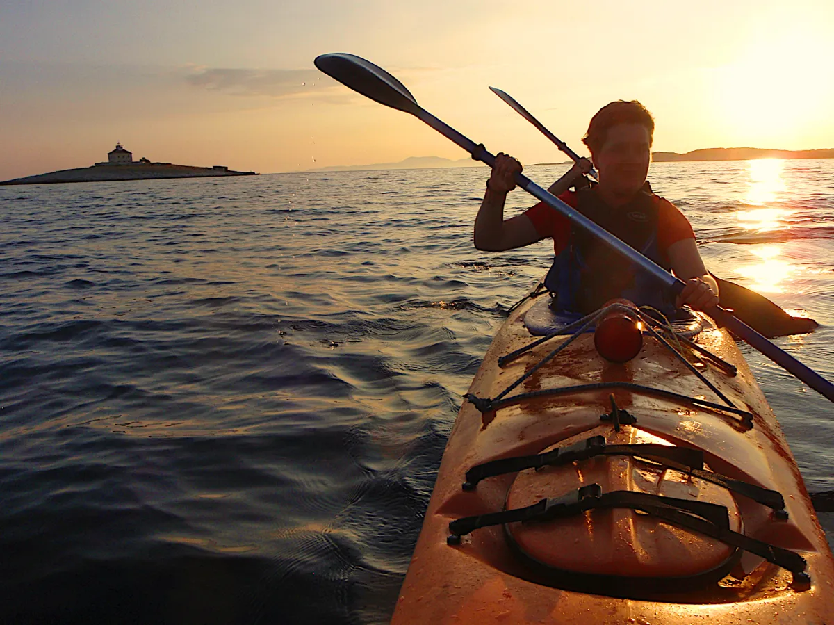 Paddlerinnen vor der dalmatinischen Küste im Abendlicht (© Lutz Müller)