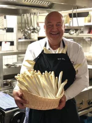 Bild: Genussvoller Ausflugstipp an der Nordsee: Spargelzeit im Hotel „Zur alten Post“ in Büsum