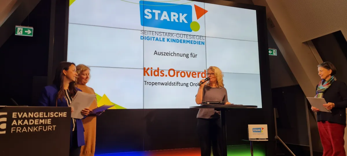 Laudatorin Darja Martens überreichte das Seitenstark-Gütesiegel. (© OroVerde – B. Hesebeck)