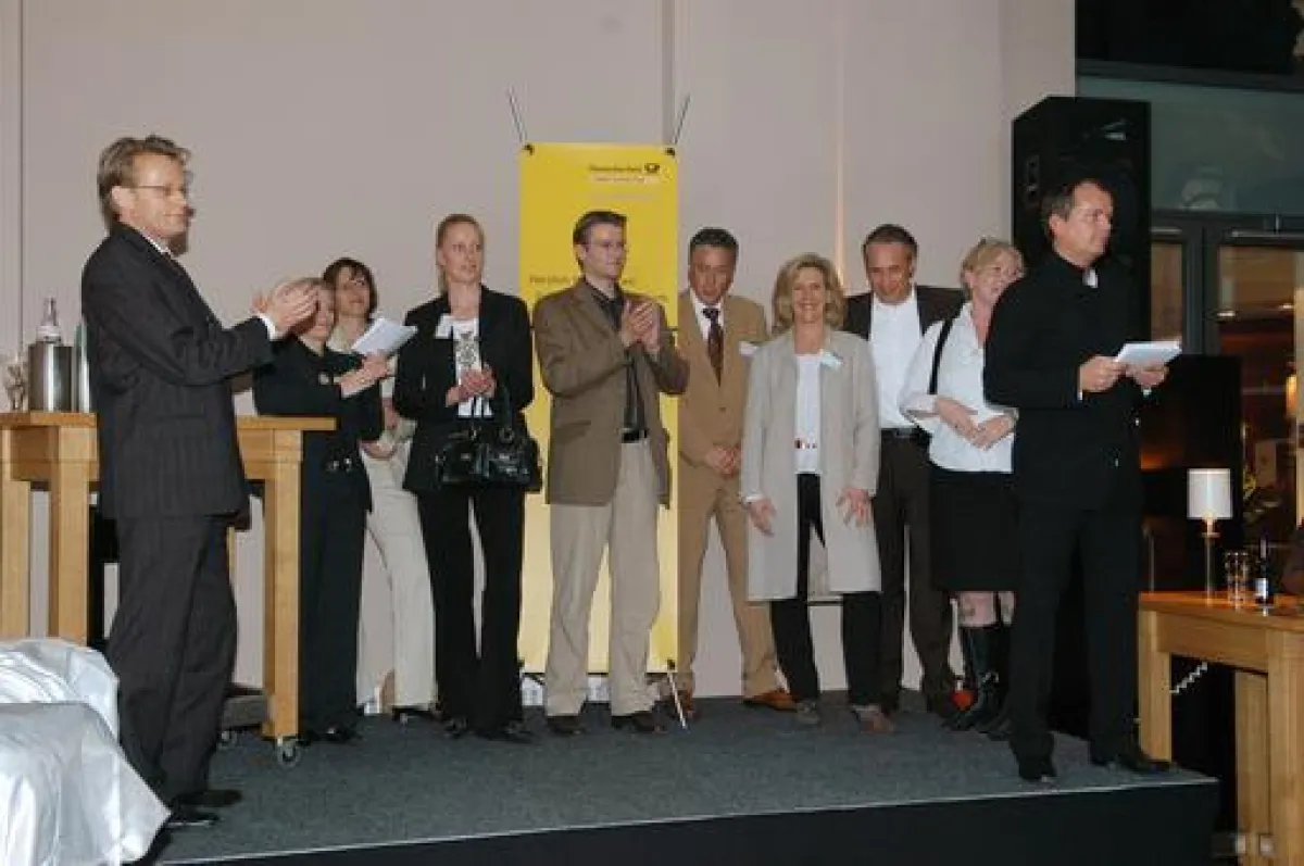 Auf der Bühne die Jury Teilnehmer und die Preis-Gewinner