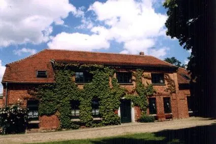 Erstmalig übergibt Bischof QMJ Qualitätssiegel - BundesForum zeichnet Jugendbildungsstätte Pfarrhaus Damm aus Bild: Erstmalig übergibt Bischof QMJ Qualitätssiegel - BundesForum zeichnet Jugendbildungsstätte Pfarrhaus Damm aus