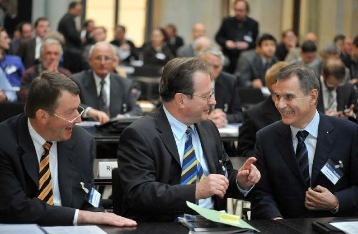 Der ehemalige Bundesaußenminister und Vorsitzende der Deutsche Telekomstiftung Dr. Klaus Kinkel im Gespräch mit den acatech Präsidiumsmitgliedern Prof. Dr.-Ing. Utz-Hellmth Felcht (l.) und Prof. Dr. B