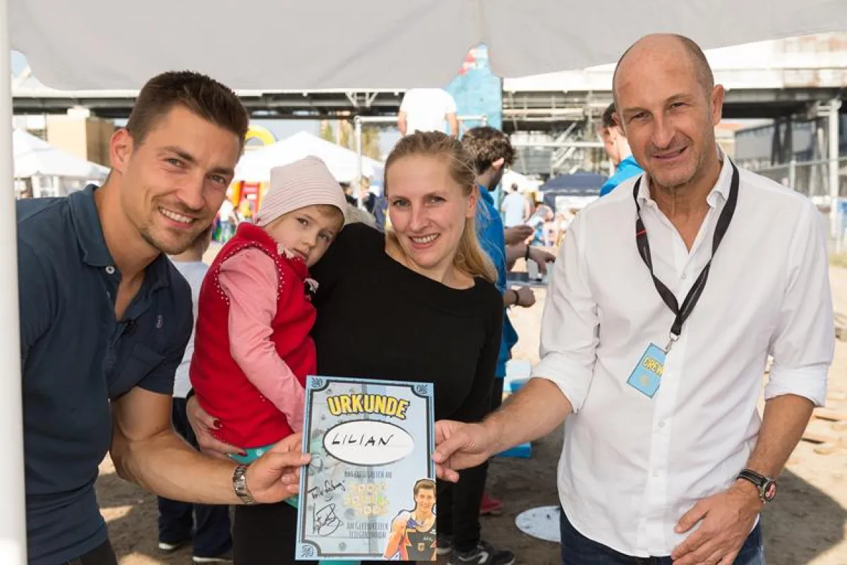 Testimonial Philipp Boy und Marc F. Kimmich (COPRO) überreichen Urkunde