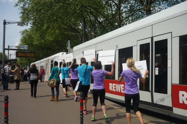 Werber von Adsolution starten Guerilla-Aktion für Köln-Marathon Bild: Werber von Adsolution starten Guerilla-Aktion für Köln-Marathon