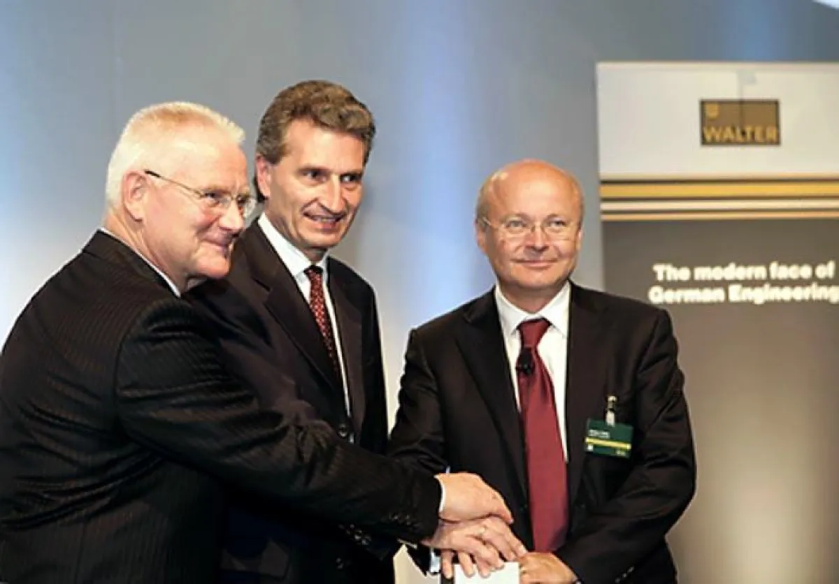Mit einem symbolischen Knopfdruck eröffnen WALTER-Vorstandsvorsitzender Peter Witteczek, Baden-Württembergs Ministerpräsident Günther Oettinger und der Präsident der Sandvik Tooling AB Anders Thelin d