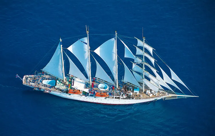 Bild: Kreuzfahrt: Yoga unter weißen Segeln bei Star Clippers