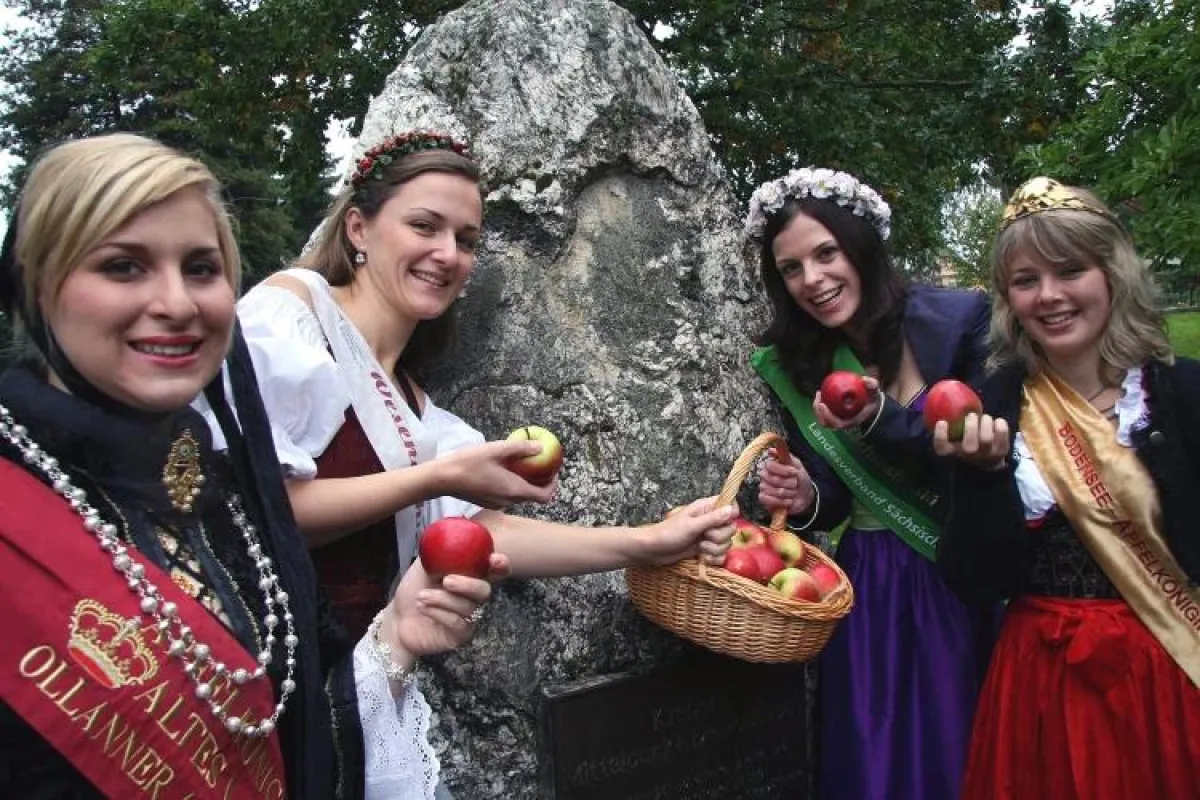 Ollaner Appelkeunigin Elena, Wesendahler Apfelkönigin Cathleen, Sächsische Blütenkönigin Stephanie, Bodensee-Apfelkönigin Sonja