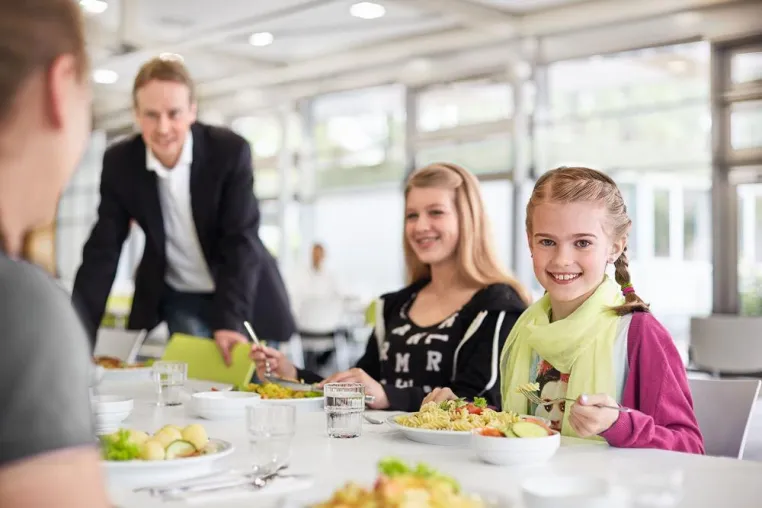 Gesund essen in der Schule: Es muss lecker, ausgewogen und nährstoffreich sein Bild: Gesund essen in der Schule: Es muss lecker, ausgewogen und nährstoffreich sein