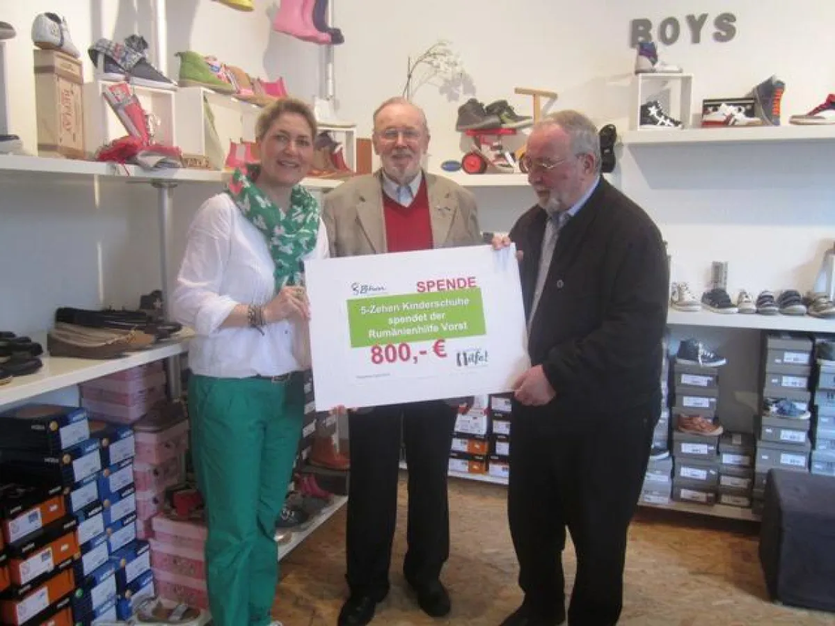 Das Fachgeschäft 5-Zehen Kinderschuhe aus Tönisvorst - Vorst überreicht 800,- € für den guten Zweck.