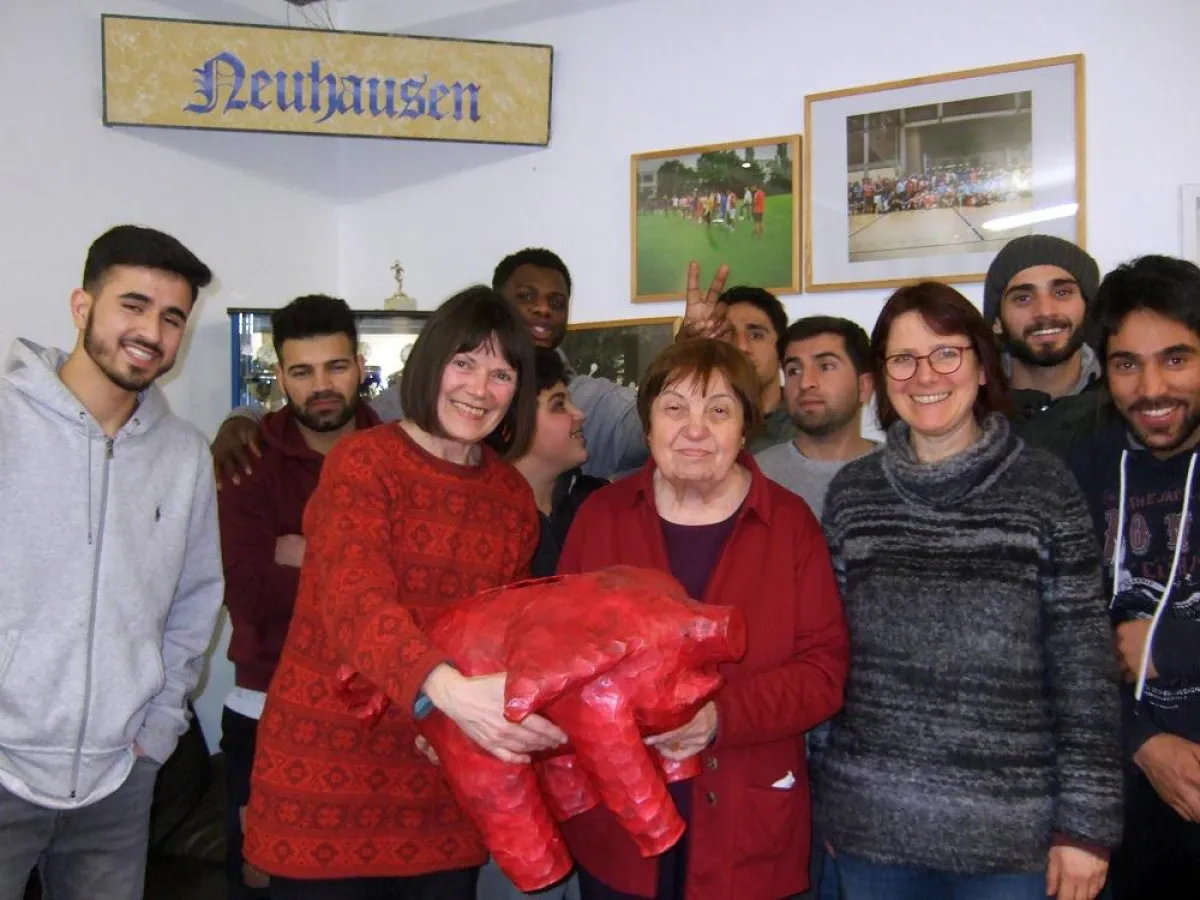 Die beiden Initiatorinnen der Empty-Bowls-Aktion 2017 überbringen den Erlös ans CPN