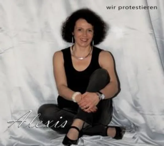 Ein echtes Familienprojekt. „Alexis“ und die Maxi Single CD „Wir protestieren“. Bild: Ein echtes Familienprojekt. „Alexis“ und die Maxi Single CD „Wir protestieren“.