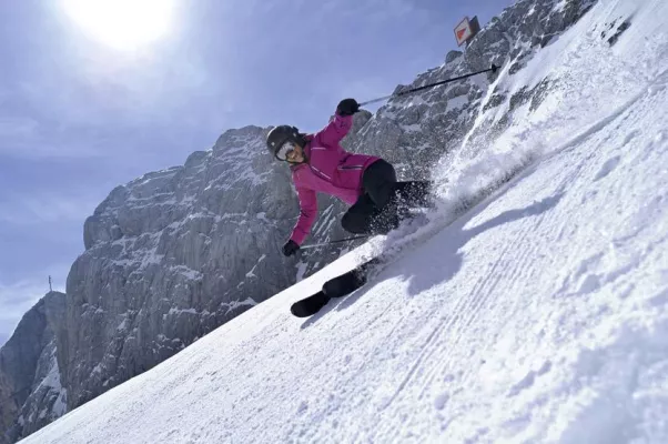 Bild: TÜV-zertifizierter Skiverleih: Mit SPORT 2000 rent sicher&bequem auf die verschneiten Pisten der Alpenländer