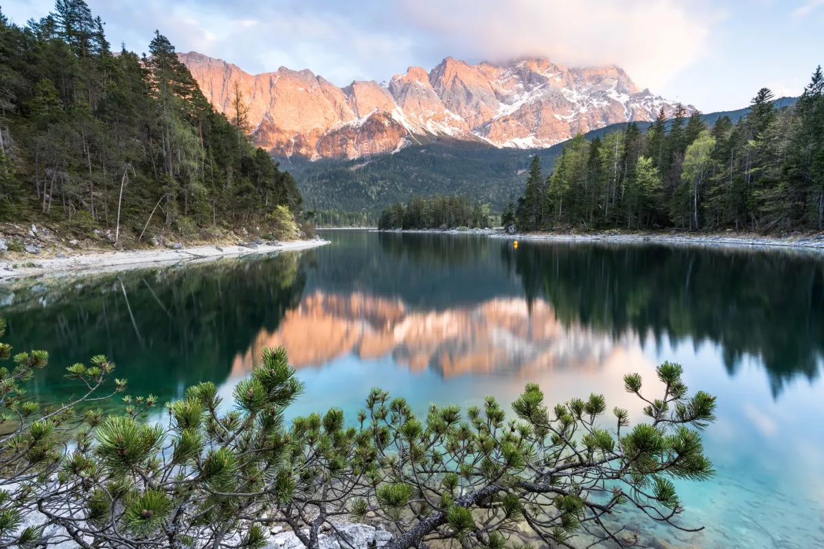 Zugspitze und Eibsee gehören 2022 zu den Top-Reisezielen in Deutschland (© Phototravellers.de)