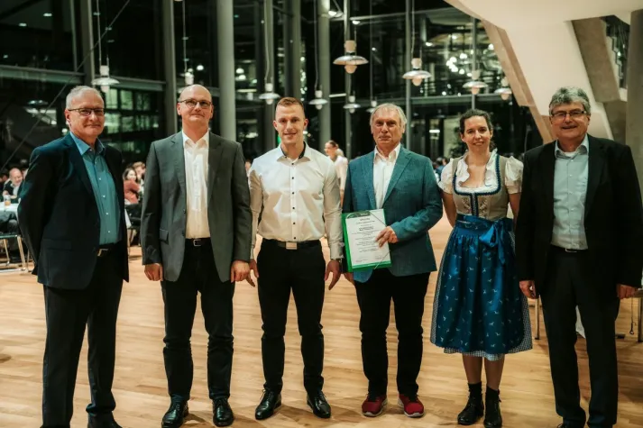 Bild: M. Eng. Matthias Solisch erhielt an der OTH Regensburg den IfKom-Preis 2024 