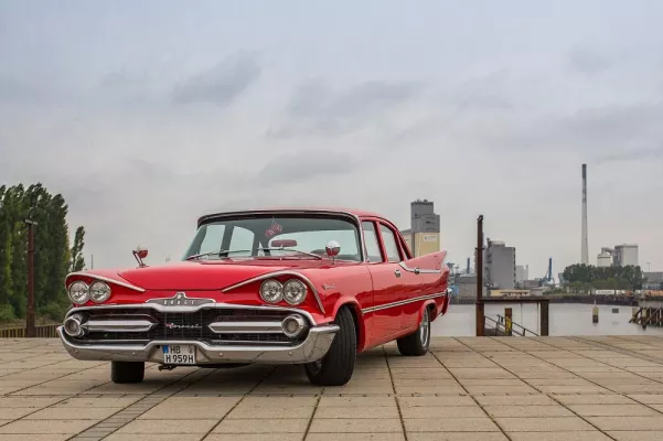 Bild: PS-Boliden an der Waterfront-Promenade / Ausstellung mit bis zu 1.000 amerikanischen Fahrzeugen