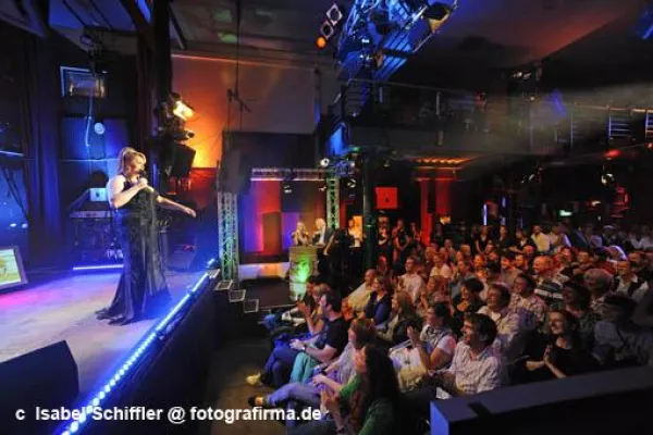 Bild: Daphne de Luxe belegt den 2. Platz beim NDR Comedy Contest - Echte Individualität, brillant inszeniert