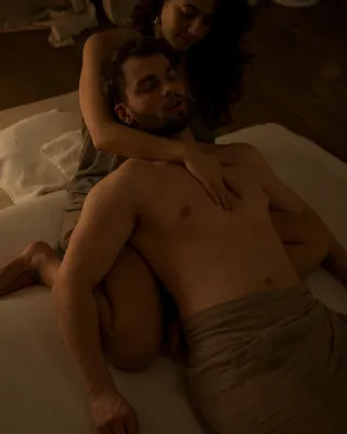 Bild: Berührung als Ressource: Warum Tantra in Berlin mehr ist als eine Massage