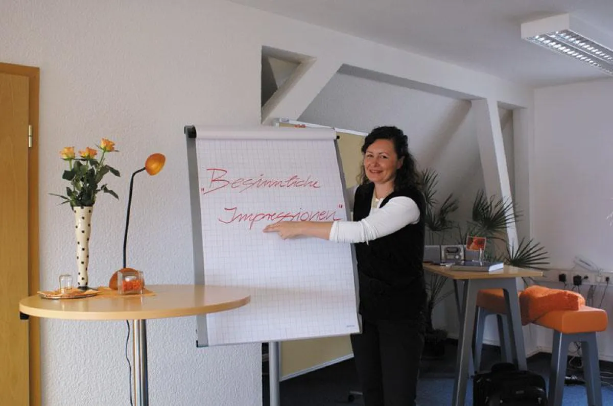Jana Walther, Inhaberin von MOTICO, zeigt das Motto ihrer aktuellen Ausstellung im Coaching- und Training-Atelier.