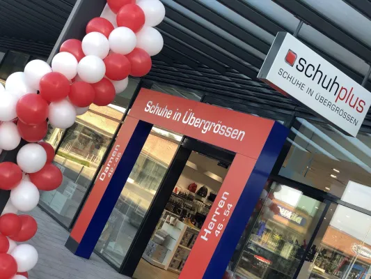 Bild: schuhplus in Kaltenkirchen führt Hausschuhe in Übergrößen für Herren