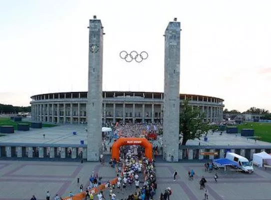 Bild: Hand in Hand ins Ziel beim B2RUN Finale 2012.