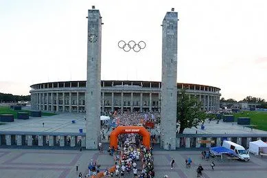Bild: Hand in Hand ins Ziel beim B2RUN Finale 2012.
