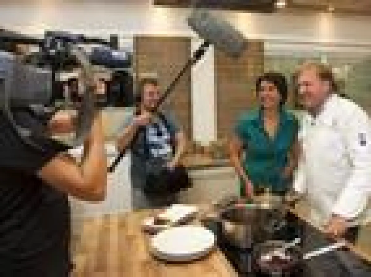 Eva Assmann und Frank Schwarz bei der Zubereitung  von leckerem Reibekuchen. Foto: der reporter | Holger Bernert