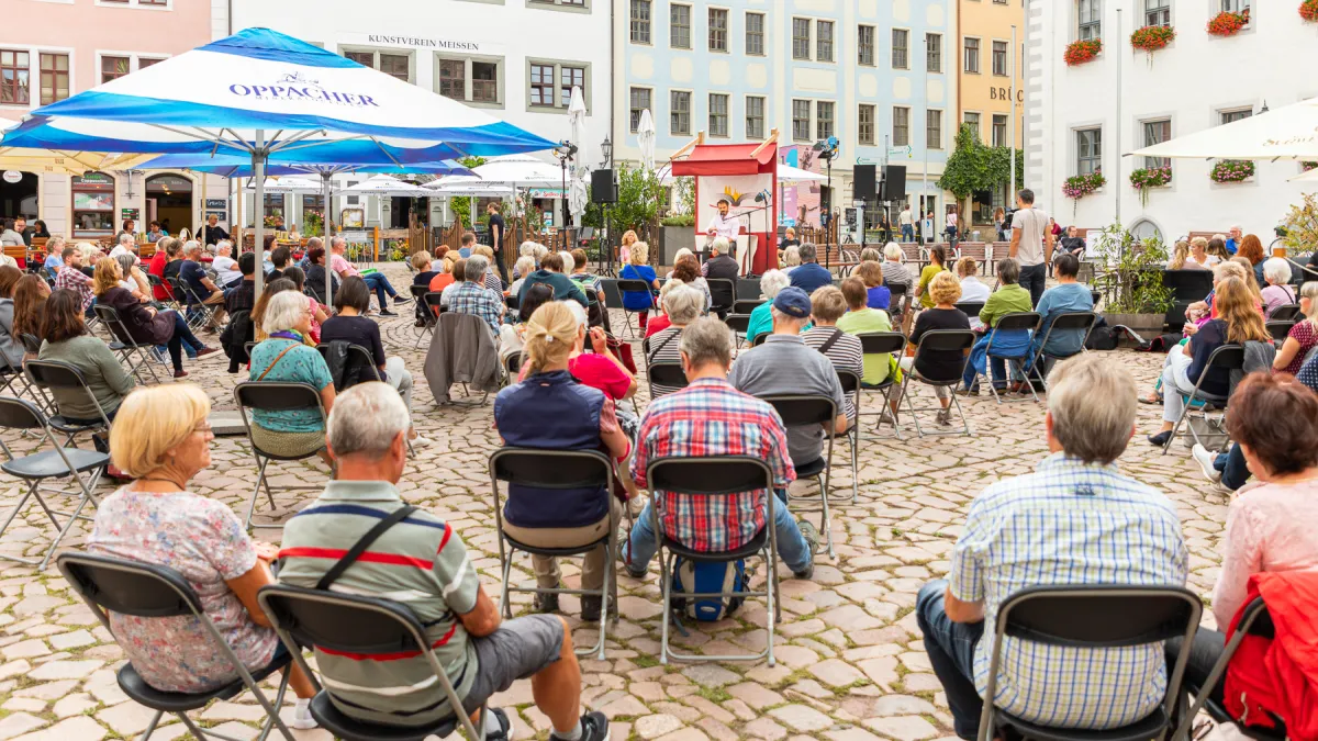 Das Literaturfest Meißen mit der Lese-Bühne auf dem Marktplatz. (© Daniel Bahrmann)