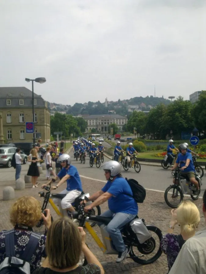 Rollout der Elektronauten auf ihren Stromrädern.