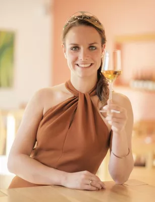 Bild: Königlicher Besuch in Köln: Mosel-Weinkönigin Lena Endesfelder eröffnet die „4. Weinwoche im Rheinauhafen“