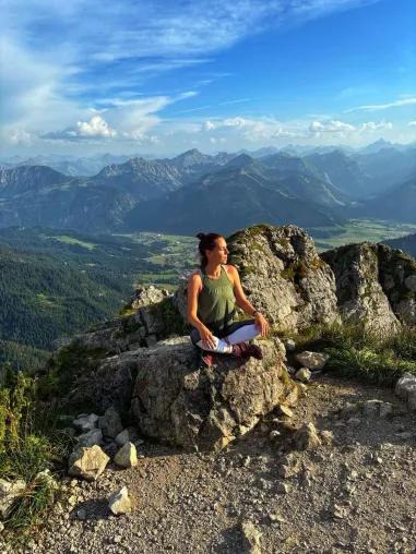 Bild: Denise Mayer bringt Therapie in die Berge