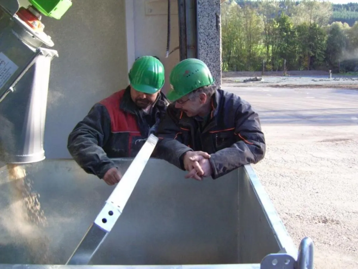 Produktionsleiter Alexander Rudolf (ECH) und Produktionsleiter Klaus Weber (Standort Mittenaar) beim begutachten der Pellet-Qualit