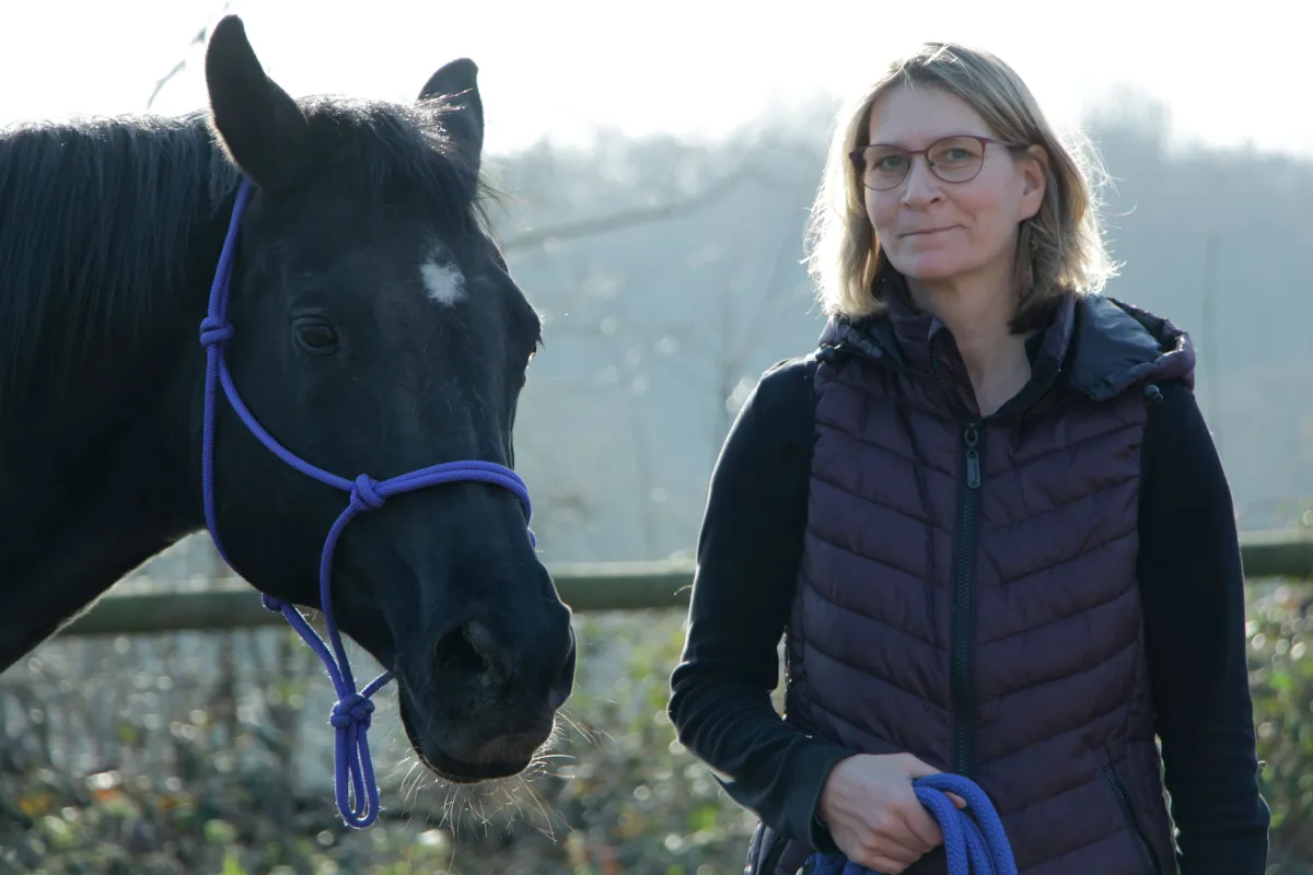 Ein Bild aus besseren Tagen: Christina Helm mit Walaika auf Gut Rodeberg. (© Nicole Marschall)