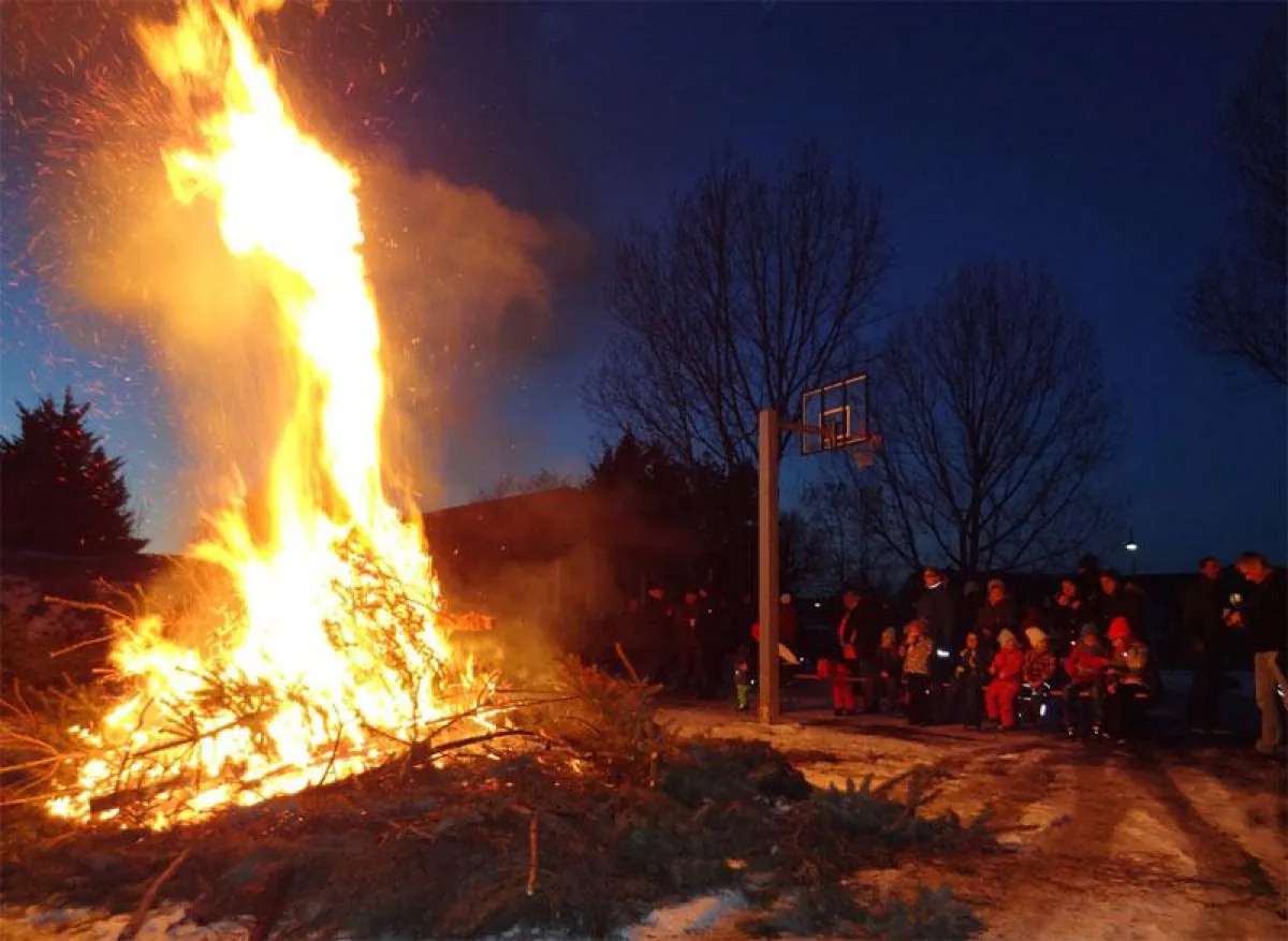 Neujahrsempfang mit Weihnachtsbaumverbrennen in Renneritz